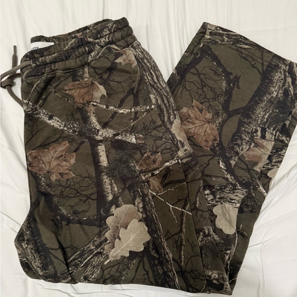 CAMO BAGGY SWEATS - Picture 2 of 3
